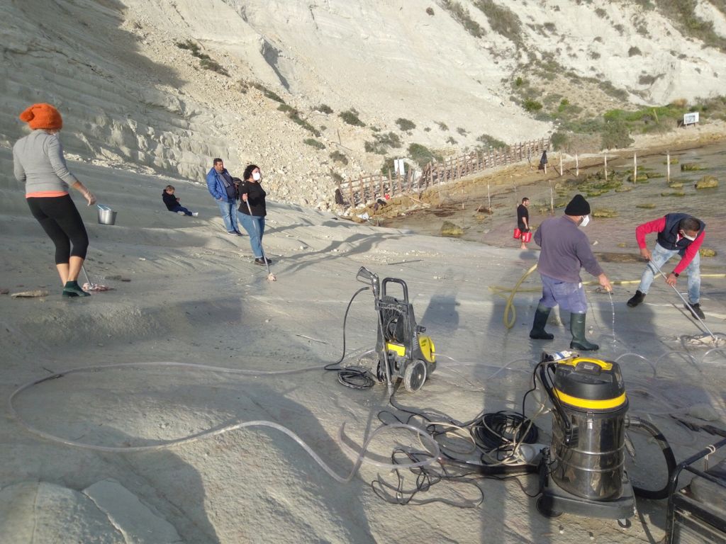 Scala dei Turchi ripulita dai volontari. Musumeci: «Gara di civismo, eliminate le macchie»