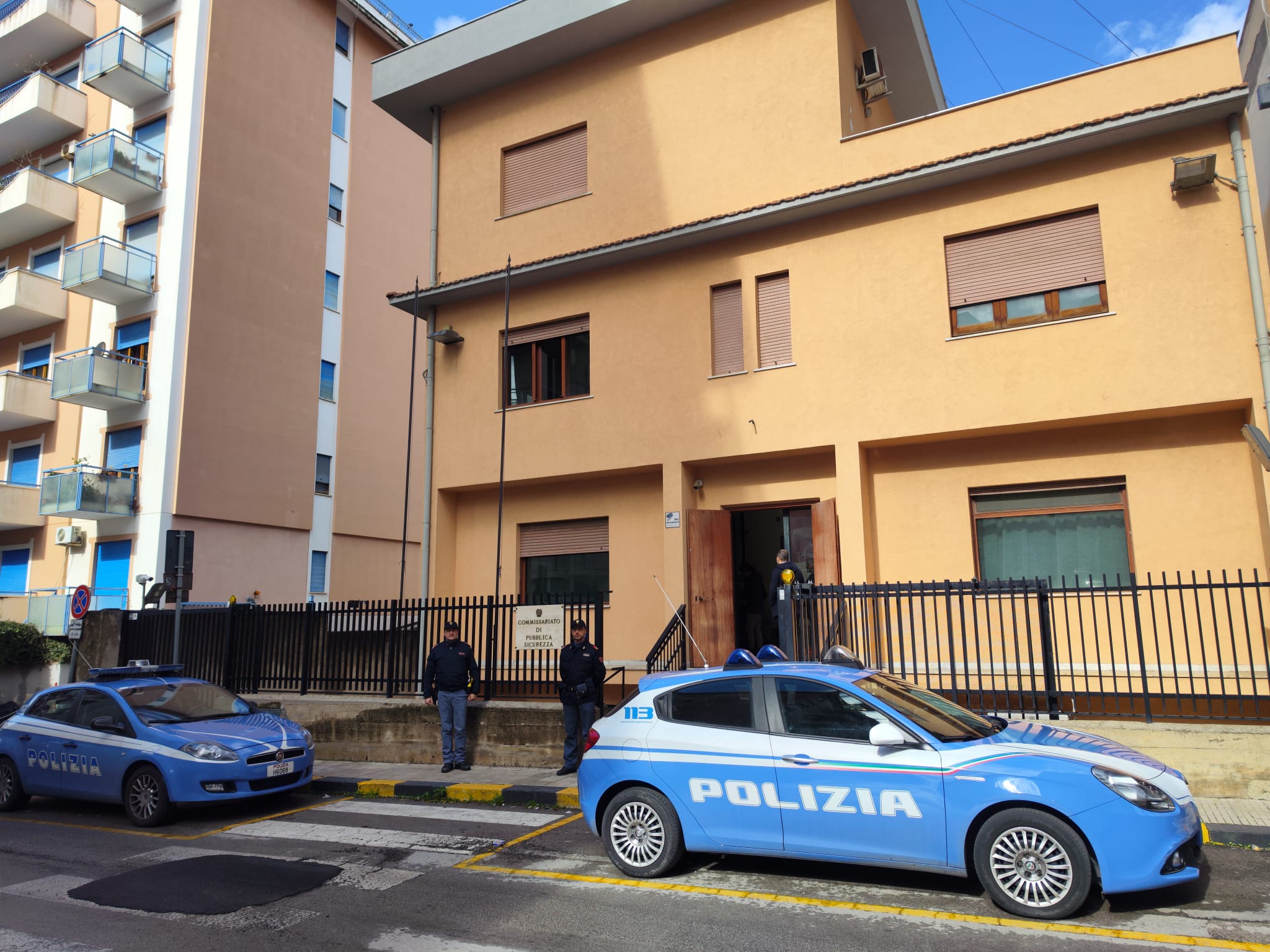 Questura di Palermo, ha emesso due misure di  prevenzione personali: un Daspo “Willy” ed un avviso orale, nei confronti di un giovane straniero, resosi responsabile di gravi disordini nei pressi di alcuni esercizi commerciali di provincia.