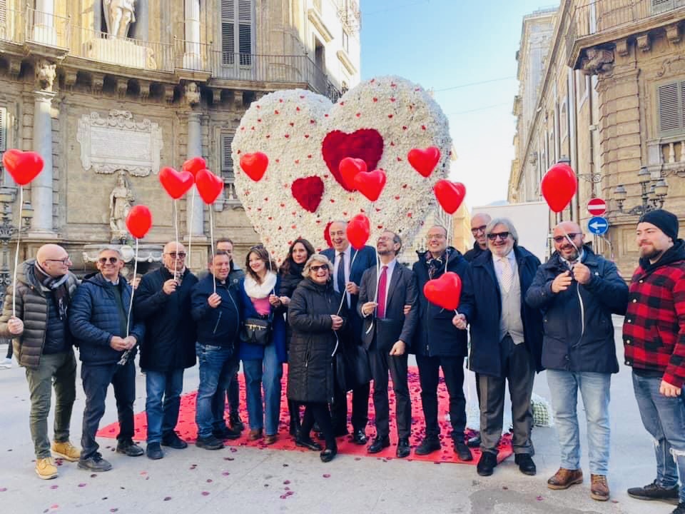 Composizione con piccoli cuori rossi per la festa degli innamorati