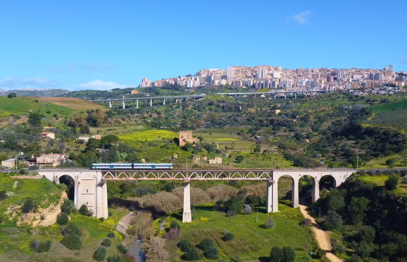 Turismo in Sicilia: Viaggio nel Passato con i Treni Storici.51 appuntamenti tra paesaggi mozzafiato e sapori unici, un'esperienza indimenticabile in Sicilia