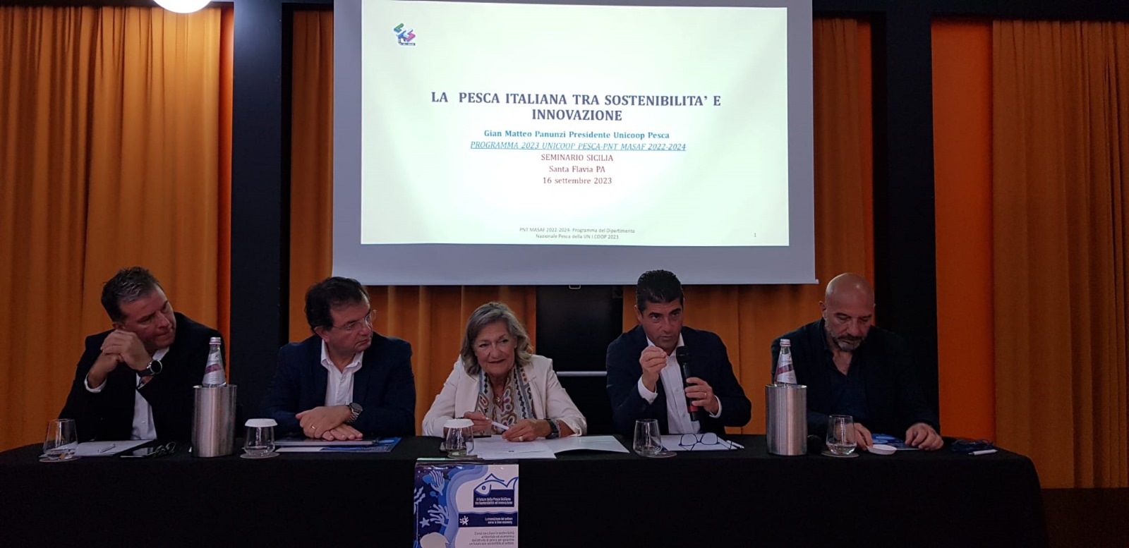 Il presidente del Dipartimento Pesca di Unicoop, Gian Matteo Panunzi, il dirigente generale del Dipartimento Pesca mediterranea della Regione siciliana, Alberto Pulizzi, il direttore regionale di Unicoop Sicilia, Anna Maria di Vanni, il coordinatore Pesca di Unicoop Sicilia, Antonio Napoli, il direttore del FLAG Golfo di Termini Imerese, Giuseppe Sanfilippo.