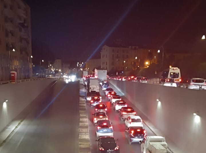 È urgente la revisione della zona a traffico limitato su via Roma al fine di mitigare i problemi di congestione che stiamo sperimentando in via Crispi