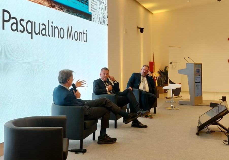 Scopri come il convegno “Noi, il Mediterraneo” a Palermo ha segnato un punto di svolta nella gestione portuale italiana, con la proposta di centralizzare la gestione dei porti in una Spa unica, mirando a superare le inefficienze burocratiche e valorizzare il demanio marittimo.