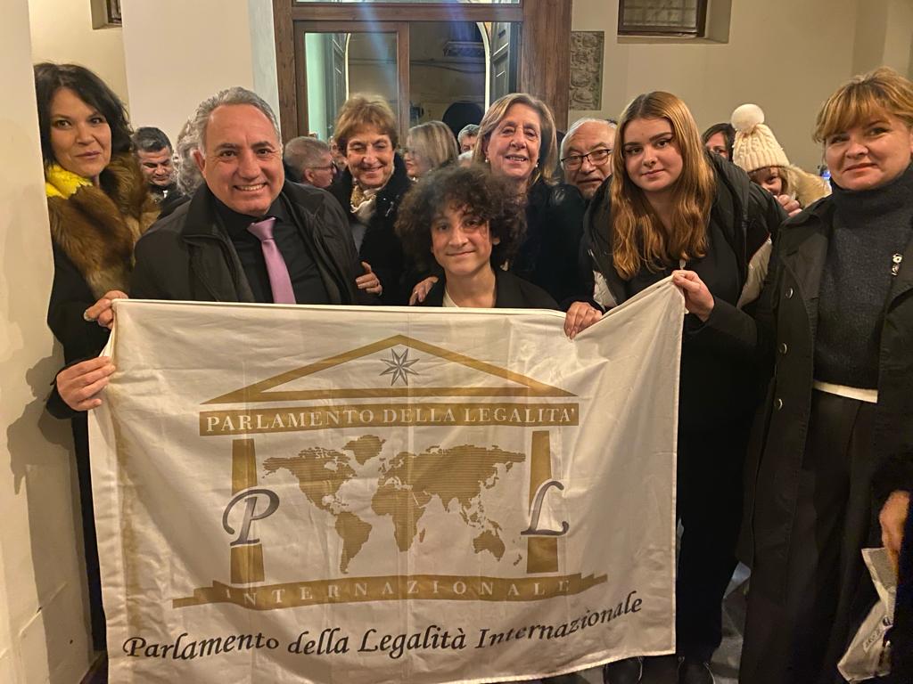 Il giovane Samuele Palumbo, con la sua arte al violino, cattura i cuori a Cefalù e riceve il plauso del Parlamento della Legalità