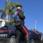 Palermo, aggressione, carabinieri, Polizia di Stato, rissa, arresti, violenza, sicurezza pubblica, intervento delle forze dell'ordine, resistenza a pubblico ufficiale, lesioni, giustizia, cittadino straniero, alcool, soccorso pubblico, Ufficio Prevenzione Generale, autorità giudiziaria