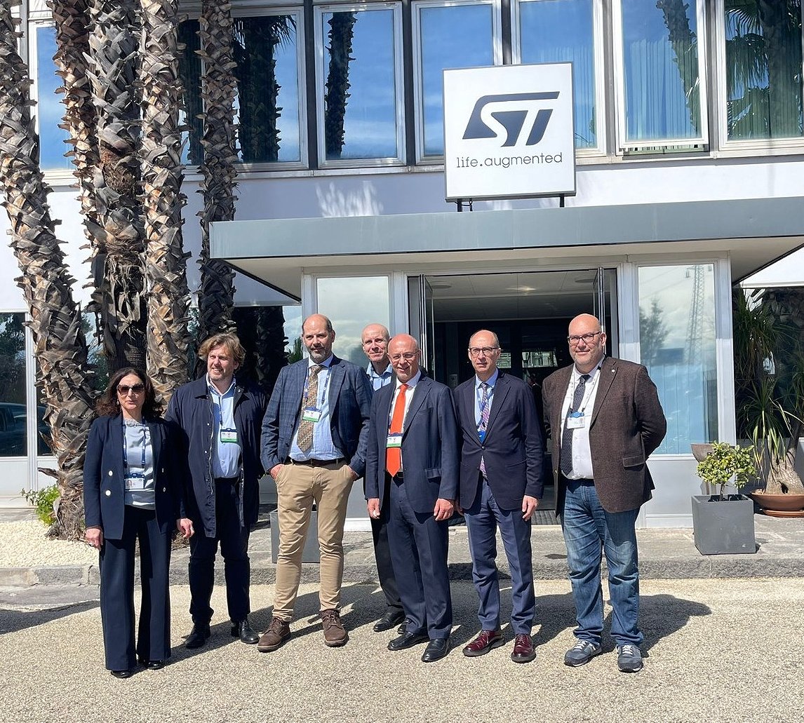 - visita allo stabilimento STMicroelectronics di Catania, da sx: staff STMicroelectronics; Luca Mattiotti e Andrea Floria (Dg Regio - Commissione Ue); Calogero Giuseppe Burgio, direttore dipartimento regionale Energia; Vincenzo Falgares, direttore dipartimento regionale Programmazione; Carmelo Frittitta, direttore dipartimento regionale Attività produttive; staff STMicroelectronics - la riunione di monitoraggio rafforzato, ieri al Palazzo della Regione di Catania