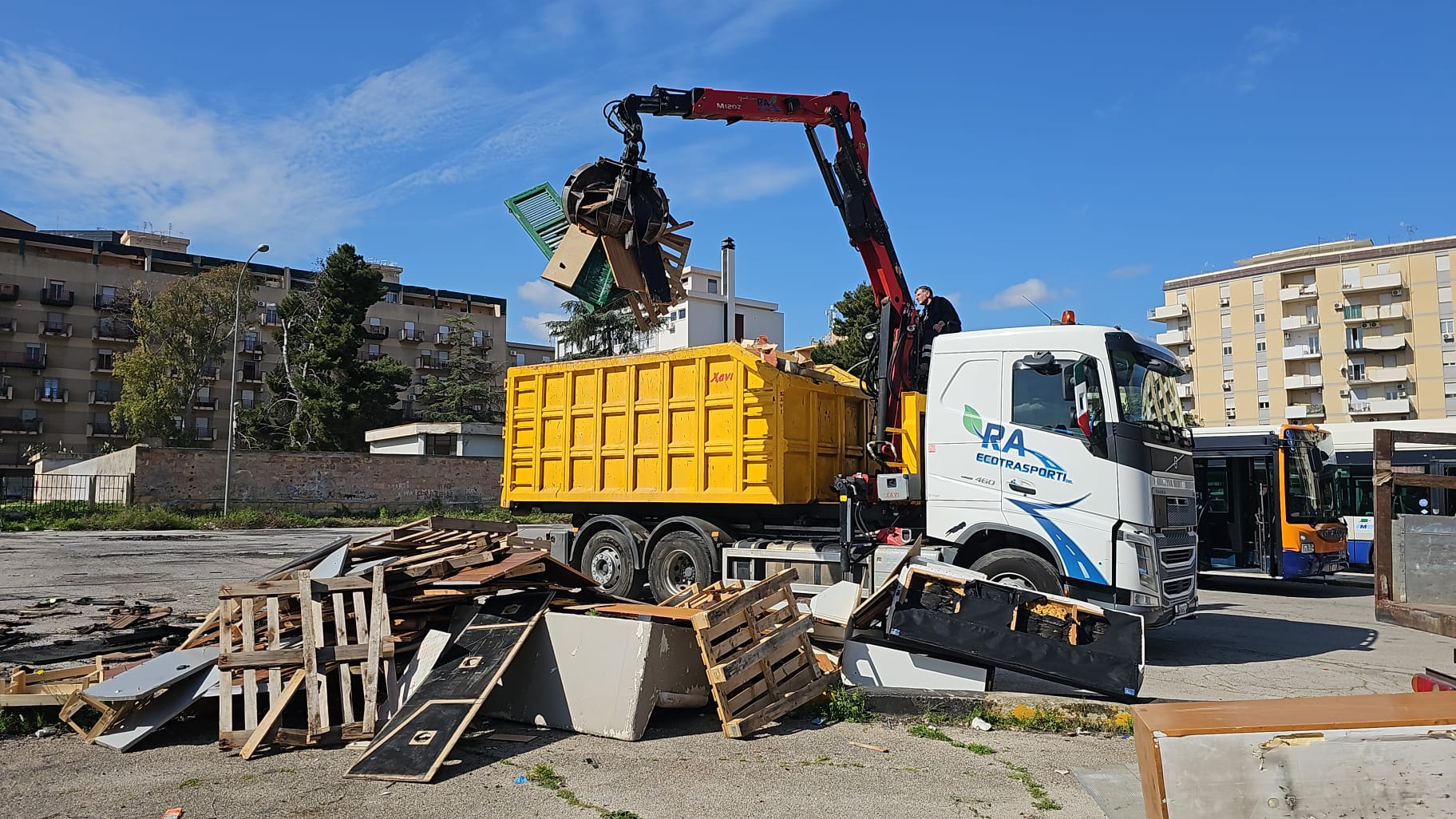 Forze dell'ordine e servizi di emergenza collaborano per prevenire i rischi legati all'accensione non autorizzata di fuochi