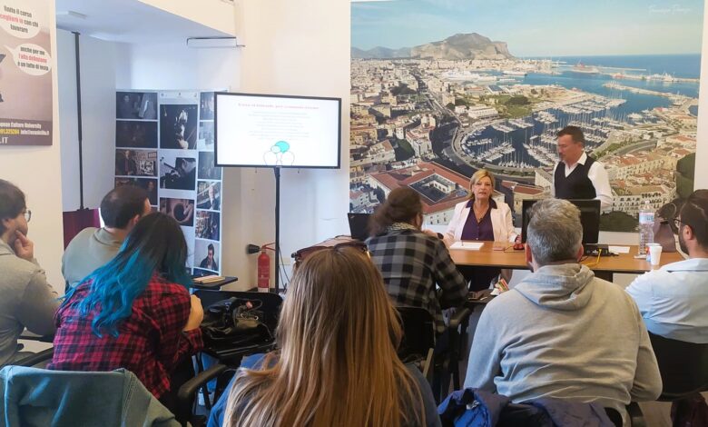 Successo inaugurale per il corso di comunicazione mediale all'ECU, caratterizzato da forte interazione e grande interesse degli studenti.