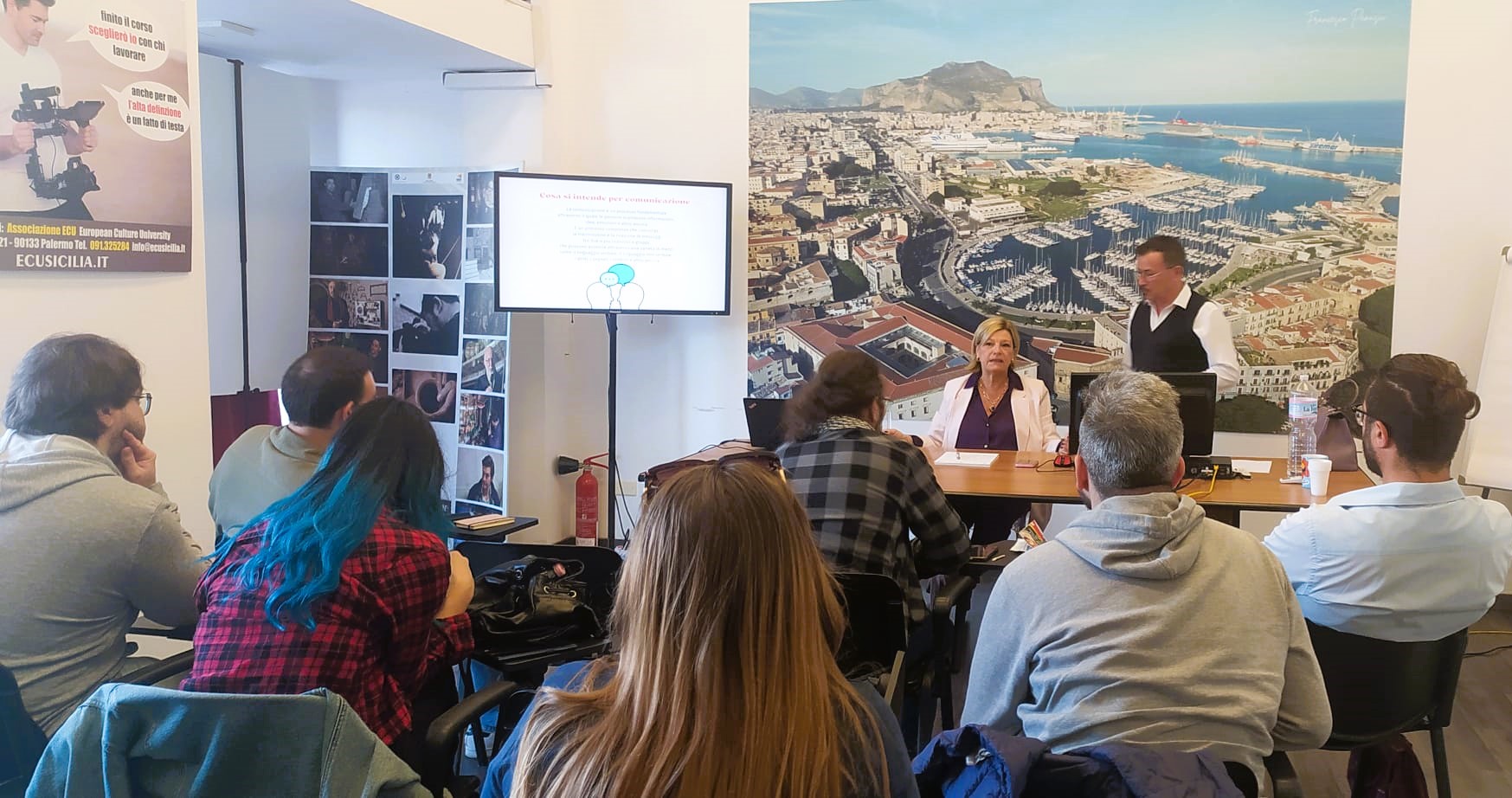 Successo inaugurale per il corso di comunicazione mediale all'ECU, caratterizzato da forte interazione e grande interesse degli studenti.