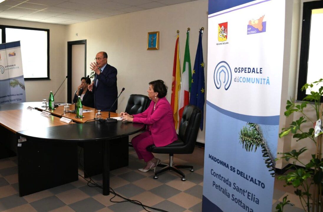 Petralia Sottana: Inaugurato il Primo Ospedale di Comunità

Petralia Sottana - Il primo ospedale di comunità della regione è stato inaugurato oggi a Petralia Sottana, all'interno del Presidio "SS. Madonna dell'Alto". Questa nuova struttura, attivata dall'Asp di Palermo seguendo le linee guida dell’Agenas, rappresenta un passo significativo verso la medicina di prossimità, mirata a migliorare l’assistenza sanitaria nei territori locali e ridurre i disagi per i pazienti.

Il presidente della Regione Sicilia, Renato Schifani, presente all'evento, ha sottolineato l'importanza dell'iniziativa: «Il mio governo sarà sempre vicino a chi non ce la fa e ai più deboli. Oggi parliamo di medicina di prossimità, di ricoveri brevi o post intervento. Qui i malati potranno trovare risposte adeguate ai loro bisogni, alleggerendo così il carico sui pronto soccorso». Schifani ha inoltre evidenziato gli sforzi del governo regionale nel ridurre le liste d'attesa, inserendo obiettivi annuali nei contratti dei direttori generali e monitorando trimestralmente i progressi. Per affrontare la carenza di medici, sono in programma bandi per reclutare professionisti stranieri e oltre 100 medici da un paese dell'Europa dell'est.

Giovanna Volo, assessore regionale alla Salute, ha evidenziato la sperimentazione in atto anche presso il San Luigi di Catania e l’attivazione delle Centrali Operative Territoriali (Cot) in varie province. «Stiamo costruendo un nuovo modello territoriale di offerta di salute, grazie alla collaborazione con l’Agenas. L’obiettivo è garantire un'assistenza congrua e adeguata, riducendo l’afflusso ai pronto soccorso per casi non urgenti, e quindi le lunghe attese che ne derivano», ha dichiarato Volo.

La cerimonia ha visto la partecipazione di varie figure istituzionali, tra cui Salvatore Iacolino, dirigente generale del dipartimento Pianificazione strategica, Salvatore Requirez, dirigente generale del Dasoe, Daniela Faraoni, direttore generale dell’Asp di Palermo, e i sindaci del comprensorio madonita.

Questa iniziativa rappresenta un importante passo avanti per la sanità siciliana, con l’obiettivo di migliorare l’efficienza del sistema sanitario e offrire cure adeguate più vicine ai cittadini.