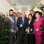 Petralia Sottana: Inaugurato il Primo Ospedale di Comunità Petralia Sottana - Il primo ospedale di comunità della regione è stato inaugurato oggi a Petralia Sottana, all'interno del Presidio "SS. Madonna dell'Alto". Questa nuova struttura, attivata dall'Asp di Palermo seguendo le linee guida dell’Agenas, rappresenta un passo significativo verso la medicina di prossimità, mirata a migliorare l’assistenza sanitaria nei territori locali e ridurre i disagi per i pazienti. Il presidente della Regione Sicilia, Renato Schifani, presente all'evento, ha sottolineato l'importanza dell'iniziativa: «Il mio governo sarà sempre vicino a chi non ce la fa e ai più deboli. Oggi parliamo di medicina di prossimità, di ricoveri brevi o post intervento. Qui i malati potranno trovare risposte adeguate ai loro bisogni, alleggerendo così il carico sui pronto soccorso». Schifani ha inoltre evidenziato gli sforzi del governo regionale nel ridurre le liste d'attesa, inserendo obiettivi annuali nei contratti dei direttori generali e monitorando trimestralmente i progressi. Per affrontare la carenza di medici, sono in programma bandi per reclutare professionisti stranieri e oltre 100 medici da un paese dell'Europa dell'est. Giovanna Volo, assessore regionale alla Salute, ha evidenziato la sperimentazione in atto anche presso il San Luigi di Catania e l’attivazione delle Centrali Operative Territoriali (Cot) in varie province. «Stiamo costruendo un nuovo modello territoriale di offerta di salute, grazie alla collaborazione con l’Agenas. L’obiettivo è garantire un'assistenza congrua e adeguata, riducendo l’afflusso ai pronto soccorso per casi non urgenti, e quindi le lunghe attese che ne derivano», ha dichiarato Volo. La cerimonia ha visto la partecipazione di varie figure istituzionali, tra cui Salvatore Iacolino, dirigente generale del dipartimento Pianificazione strategica, Salvatore Requirez, dirigente generale del Dasoe, Daniela Faraoni, direttore generale dell’Asp di Palermo, e i sindaci del comprensorio madonita. Questa iniziativa rappresenta un importante passo avanti per la sanità siciliana, con l’obiettivo di migliorare l’efficienza del sistema sanitario e offrire cure adeguate più vicine ai cittadini.