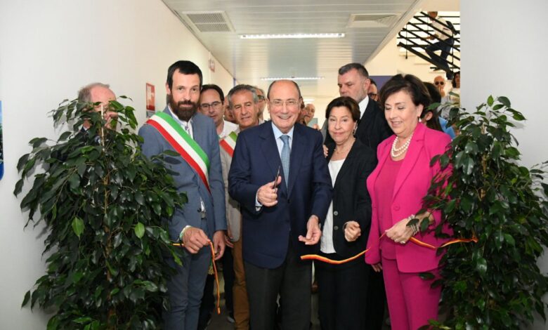 Petralia Sottana: Inaugurato il Primo Ospedale di Comunità Petralia Sottana - Il primo ospedale di comunità della regione è stato inaugurato oggi a Petralia Sottana, all'interno del Presidio "SS. Madonna dell'Alto". Questa nuova struttura, attivata dall'Asp di Palermo seguendo le linee guida dell’Agenas, rappresenta un passo significativo verso la medicina di prossimità, mirata a migliorare l’assistenza sanitaria nei territori locali e ridurre i disagi per i pazienti. Il presidente della Regione Sicilia, Renato Schifani, presente all'evento, ha sottolineato l'importanza dell'iniziativa: «Il mio governo sarà sempre vicino a chi non ce la fa e ai più deboli. Oggi parliamo di medicina di prossimità, di ricoveri brevi o post intervento. Qui i malati potranno trovare risposte adeguate ai loro bisogni, alleggerendo così il carico sui pronto soccorso». Schifani ha inoltre evidenziato gli sforzi del governo regionale nel ridurre le liste d'attesa, inserendo obiettivi annuali nei contratti dei direttori generali e monitorando trimestralmente i progressi. Per affrontare la carenza di medici, sono in programma bandi per reclutare professionisti stranieri e oltre 100 medici da un paese dell'Europa dell'est. Giovanna Volo, assessore regionale alla Salute, ha evidenziato la sperimentazione in atto anche presso il San Luigi di Catania e l’attivazione delle Centrali Operative Territoriali (Cot) in varie province. «Stiamo costruendo un nuovo modello territoriale di offerta di salute, grazie alla collaborazione con l’Agenas. L’obiettivo è garantire un'assistenza congrua e adeguata, riducendo l’afflusso ai pronto soccorso per casi non urgenti, e quindi le lunghe attese che ne derivano», ha dichiarato Volo. La cerimonia ha visto la partecipazione di varie figure istituzionali, tra cui Salvatore Iacolino, dirigente generale del dipartimento Pianificazione strategica, Salvatore Requirez, dirigente generale del Dasoe, Daniela Faraoni, direttore generale dell’Asp di Palermo, e i sindaci del comprensorio madonita. Questa iniziativa rappresenta un importante passo avanti per la sanità siciliana, con l’obiettivo di migliorare l’efficienza del sistema sanitario e offrire cure adeguate più vicine ai cittadini.