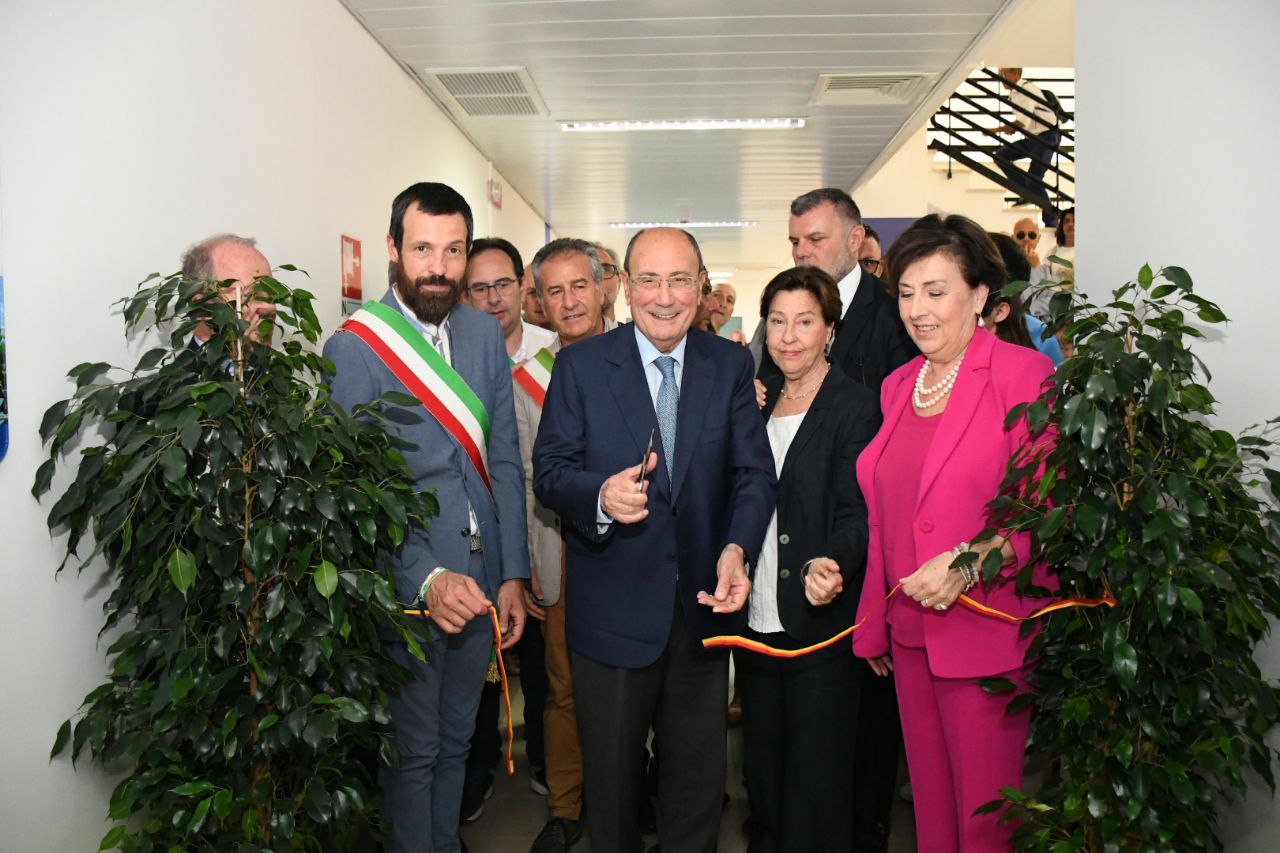 Petralia Sottana: Inaugurato il Primo Ospedale di Comunità Petralia Sottana - Il primo ospedale di comunità della regione è stato inaugurato oggi a Petralia Sottana, all'interno del Presidio "SS. Madonna dell'Alto". Questa nuova struttura, attivata dall'Asp di Palermo seguendo le linee guida dell’Agenas, rappresenta un passo significativo verso la medicina di prossimità, mirata a migliorare l’assistenza sanitaria nei territori locali e ridurre i disagi per i pazienti. Il presidente della Regione Sicilia, Renato Schifani, presente all'evento, ha sottolineato l'importanza dell'iniziativa: «Il mio governo sarà sempre vicino a chi non ce la fa e ai più deboli. Oggi parliamo di medicina di prossimità, di ricoveri brevi o post intervento. Qui i malati potranno trovare risposte adeguate ai loro bisogni, alleggerendo così il carico sui pronto soccorso». Schifani ha inoltre evidenziato gli sforzi del governo regionale nel ridurre le liste d'attesa, inserendo obiettivi annuali nei contratti dei direttori generali e monitorando trimestralmente i progressi. Per affrontare la carenza di medici, sono in programma bandi per reclutare professionisti stranieri e oltre 100 medici da un paese dell'Europa dell'est. Giovanna Volo, assessore regionale alla Salute, ha evidenziato la sperimentazione in atto anche presso il San Luigi di Catania e l’attivazione delle Centrali Operative Territoriali (Cot) in varie province. «Stiamo costruendo un nuovo modello territoriale di offerta di salute, grazie alla collaborazione con l’Agenas. L’obiettivo è garantire un'assistenza congrua e adeguata, riducendo l’afflusso ai pronto soccorso per casi non urgenti, e quindi le lunghe attese che ne derivano», ha dichiarato Volo. La cerimonia ha visto la partecipazione di varie figure istituzionali, tra cui Salvatore Iacolino, dirigente generale del dipartimento Pianificazione strategica, Salvatore Requirez, dirigente generale del Dasoe, Daniela Faraoni, direttore generale dell’Asp di Palermo, e i sindaci del comprensorio madonita. Questa iniziativa rappresenta un importante passo avanti per la sanità siciliana, con l’obiettivo di migliorare l’efficienza del sistema sanitario e offrire cure adeguate più vicine ai cittadini.