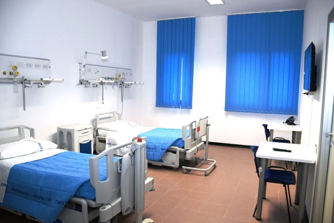 Petralia Sottana: Inaugurato il Primo Ospedale di Comunità

Petralia Sottana - Il primo ospedale di comunità della regione è stato inaugurato oggi a Petralia Sottana, all'interno del Presidio "SS. Madonna dell'Alto". Questa nuova struttura, attivata dall'Asp di Palermo seguendo le linee guida dell’Agenas, rappresenta un passo significativo verso la medicina di prossimità, mirata a migliorare l’assistenza sanitaria nei territori locali e ridurre i disagi per i pazienti.

Il presidente della Regione Sicilia, Renato Schifani, presente all'evento, ha sottolineato l'importanza dell'iniziativa: «Il mio governo sarà sempre vicino a chi non ce la fa e ai più deboli. Oggi parliamo di medicina di prossimità, di ricoveri brevi o post intervento. Qui i malati potranno trovare risposte adeguate ai loro bisogni, alleggerendo così il carico sui pronto soccorso». Schifani ha inoltre evidenziato gli sforzi del governo regionale nel ridurre le liste d'attesa, inserendo obiettivi annuali nei contratti dei direttori generali e monitorando trimestralmente i progressi. Per affrontare la carenza di medici, sono in programma bandi per reclutare professionisti stranieri e oltre 100 medici da un paese dell'Europa dell'est.

Giovanna Volo, assessore regionale alla Salute, ha evidenziato la sperimentazione in atto anche presso il San Luigi di Catania e l’attivazione delle Centrali Operative Territoriali (Cot) in varie province. «Stiamo costruendo un nuovo modello territoriale di offerta di salute, grazie alla collaborazione con l’Agenas. L’obiettivo è garantire un'assistenza congrua e adeguata, riducendo l’afflusso ai pronto soccorso per casi non urgenti, e quindi le lunghe attese che ne derivano», ha dichiarato Volo.

La cerimonia ha visto la partecipazione di varie figure istituzionali, tra cui Salvatore Iacolino, dirigente generale del dipartimento Pianificazione strategica, Salvatore Requirez, dirigente generale del Dasoe, Daniela Faraoni, direttore generale dell’Asp di Palermo, e i sindaci del comprensorio madonita.

Questa iniziativa rappresenta un importante passo avanti per la sanità siciliana, con l’obiettivo di migliorare l’efficienza del sistema sanitario e offrire cure adeguate più vicine ai cittadini.