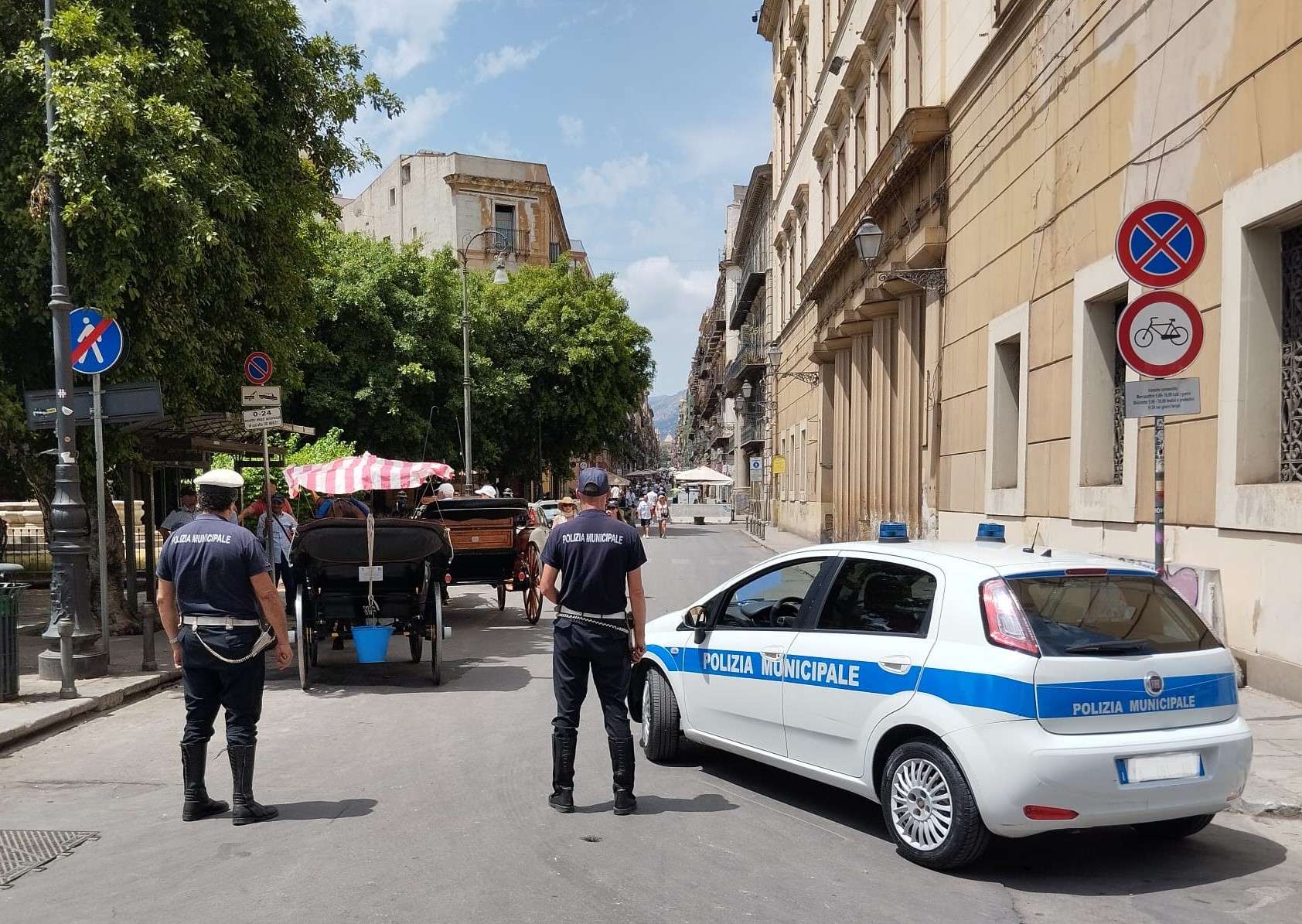 Palermo: Stretta sui Carrozzieri Abusivi, Polizia Municipale Sequestra Carrozze nel Centro Storico