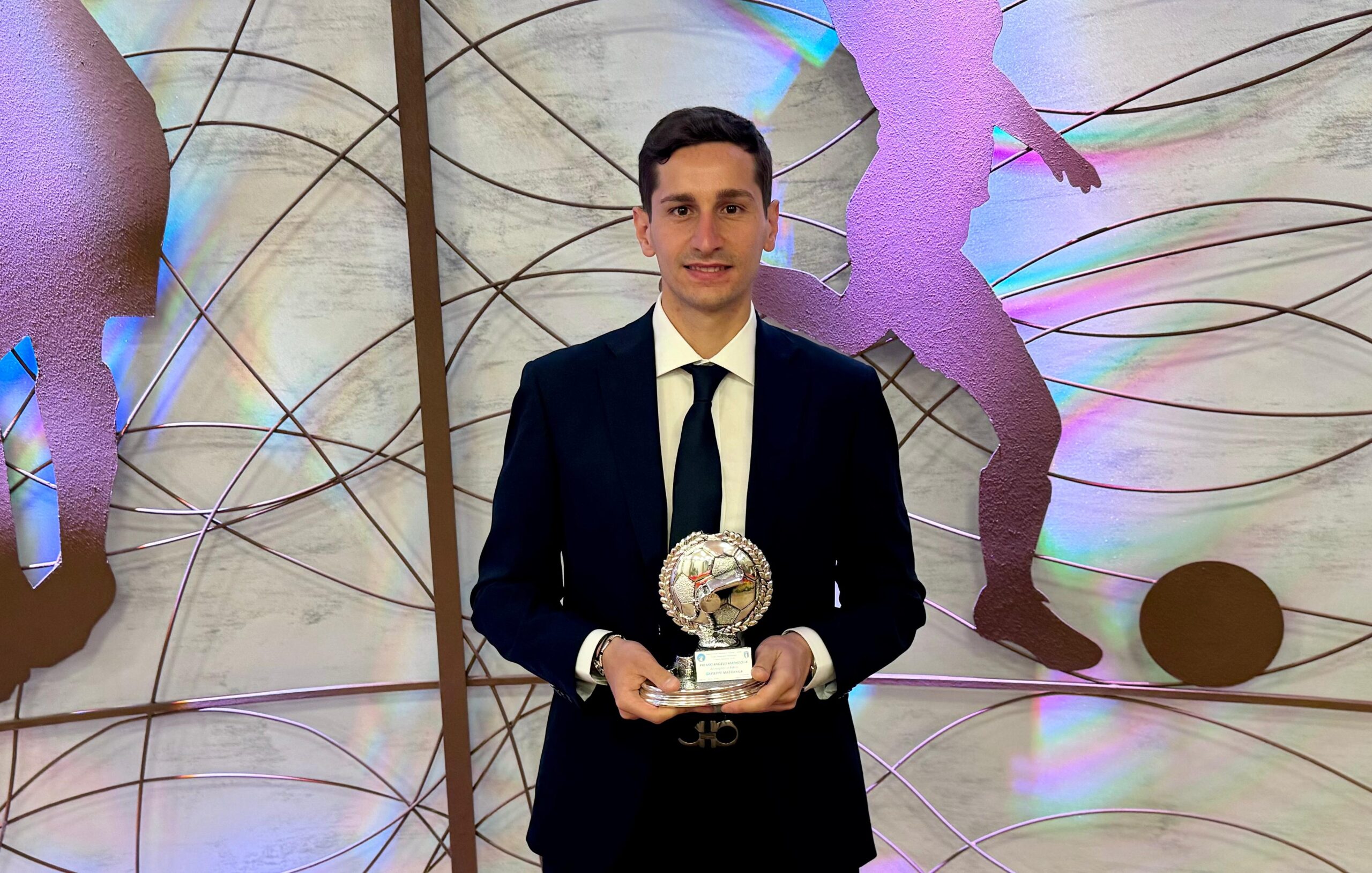 Giuseppe Matranga è stato premiato come miglior arbitro siciliano del 2024! Questo giovane talento della sezione Aia di Palermo ha ricevuto il prestigioso premio "Angelo Amendolia" per il secondo anno consecutivo.