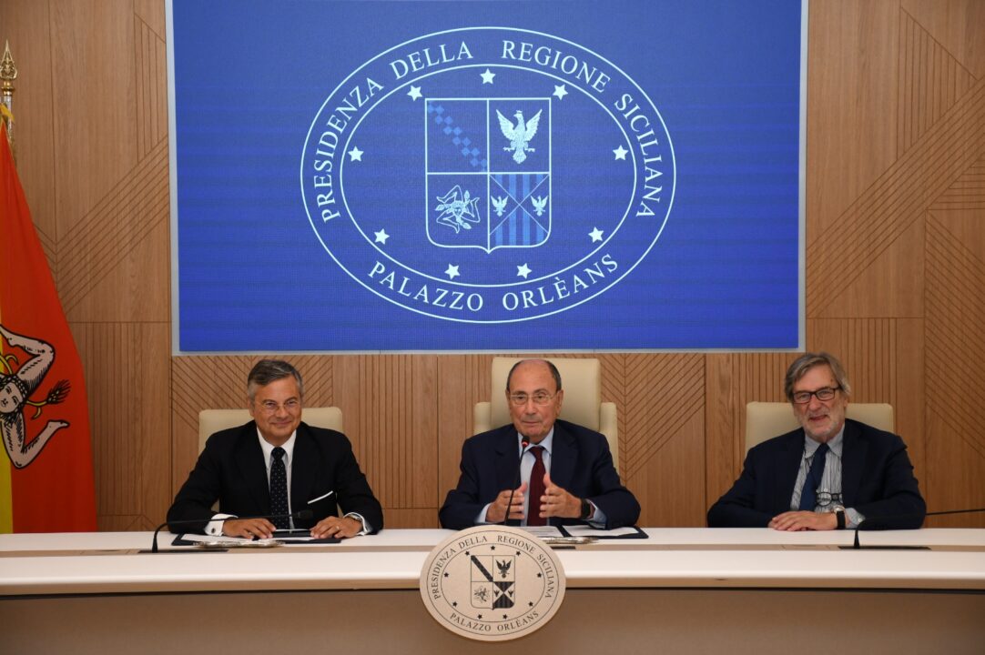 La Regione Siciliana ha siglato una convenzione con Invitalia per la realizzazione di tre nuovi ospedali a Palermo e la ristrutturazione del padiglione A dell'ospedale "Cervello". L'accordo, del valore di 747,7 milioni di euro, mira a migliorare l'infrastruttura sanitaria del capoluogo siciliano.