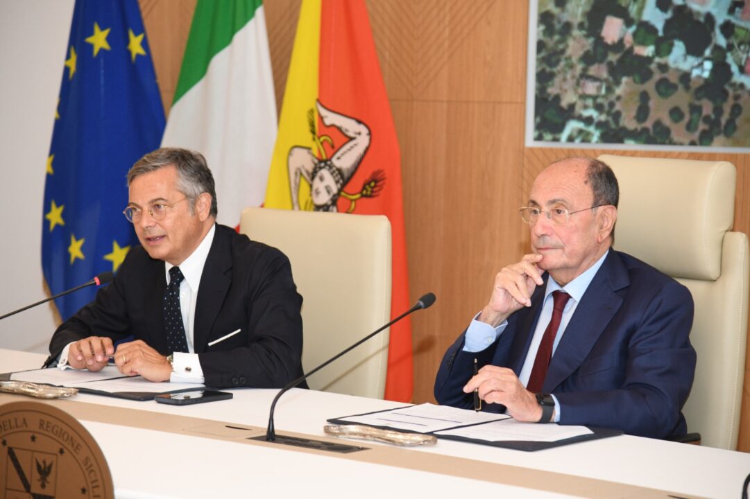 La Regione Siciliana ha siglato una convenzione con Invitalia per la realizzazione di tre nuovi ospedali a Palermo e la ristrutturazione del padiglione A dell'ospedale "Cervello". L'accordo, del valore di 747,7 milioni di euro, mira a migliorare l'infrastruttura sanitaria del capoluogo siciliano.