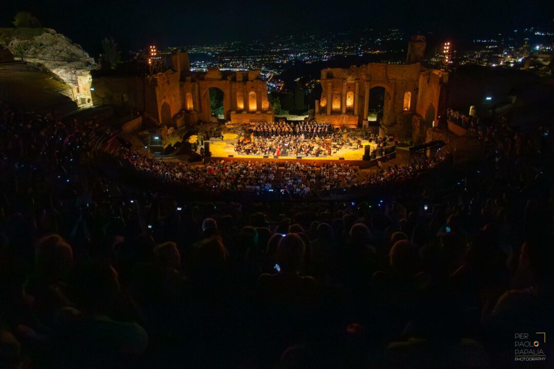 Il Festival Lirico dei Teatri di Pietra a Taormina e Tindari ha conquistato pubblico e critica con la "Turandot" di Puccini e un emozionante omaggio a Ennio Morricone, celebrando inclusività e bellezza nei suggestivi siti archeologici siciliani.