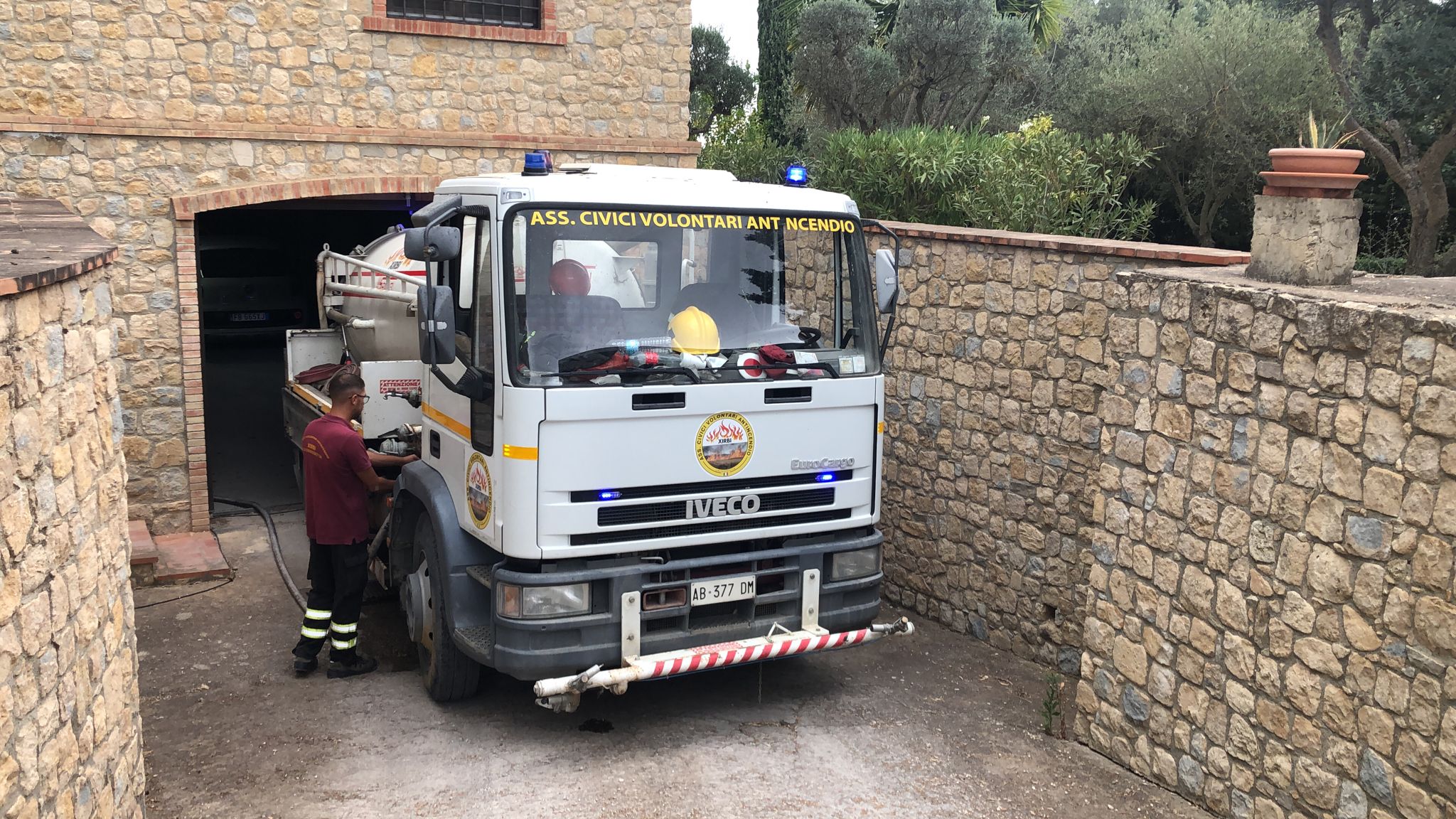 Operazione Fontanelle" a Caltanissetta: distribuiti 149 mila litri d'acqua nel primo giorno per affrontare la grave crisi idrica.