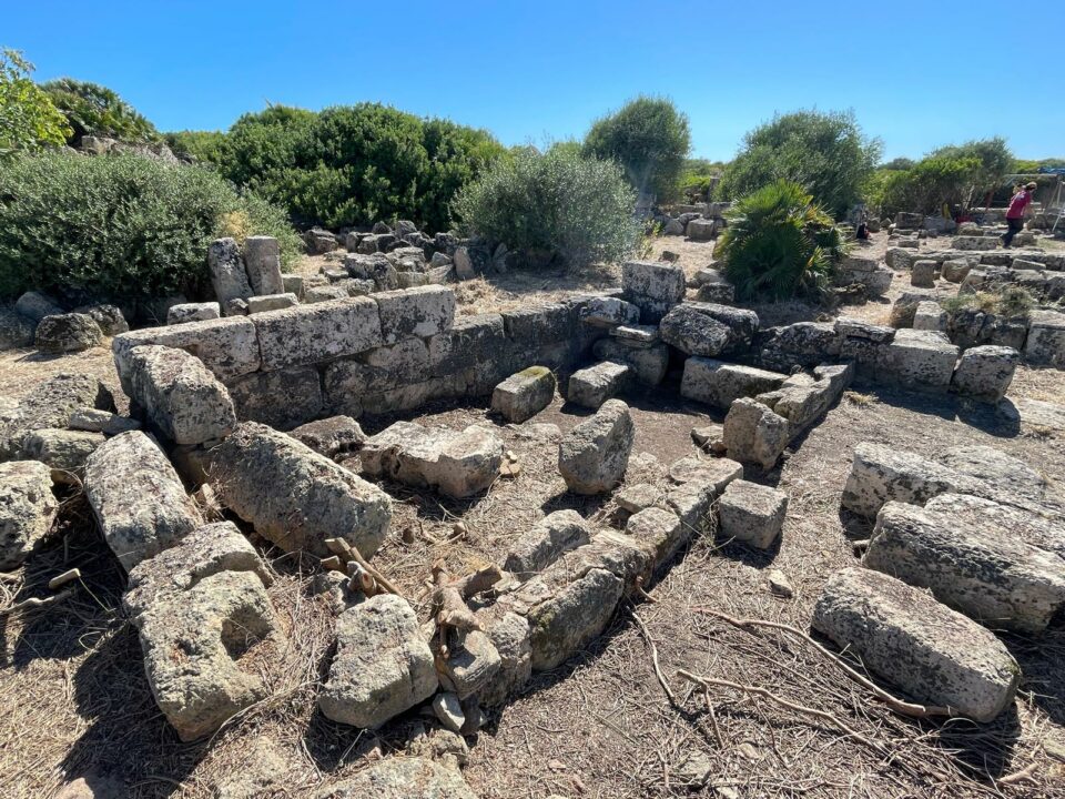 Selinunte, ultimi scavi portano alla luce un nuovo piccolo tempio. Scarpinato: «Ritrovamento di grande valore»