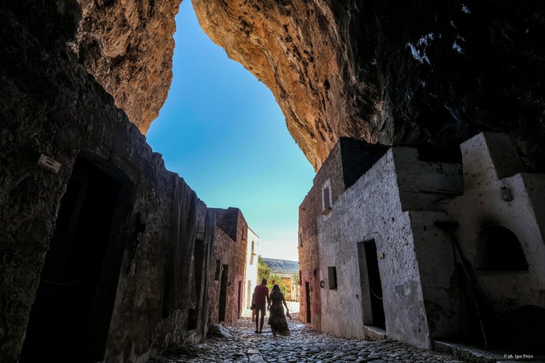 Il Presepe Vivente di Custonaci, patrimonio culturale e simbolo di identità, rilancia il turismo e la valorizzazione del territorio siciliano.