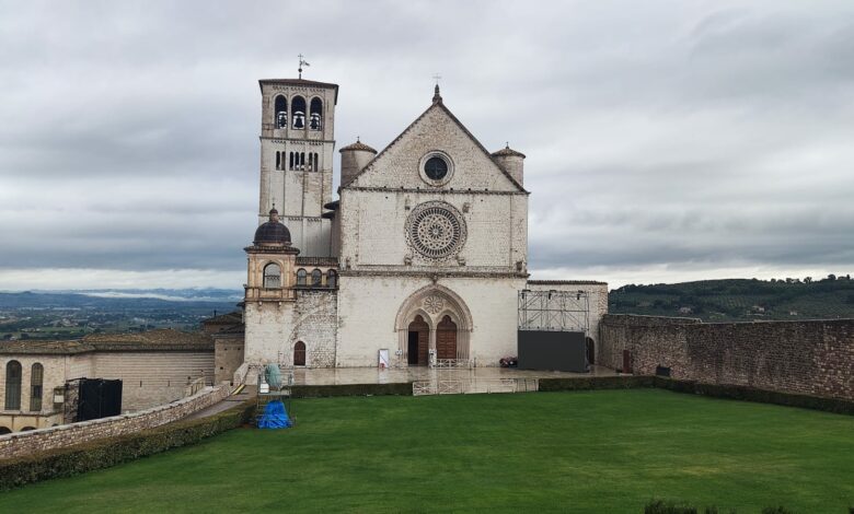 San Francesco, Assisi, olio sacro, Sicilia, fede, umiltà, libertà, determinazione, lampada votiva, Chiesa siciliana, tradizione, fraternità, amore universale, spiritualità, autorità istituzionali, cardinali