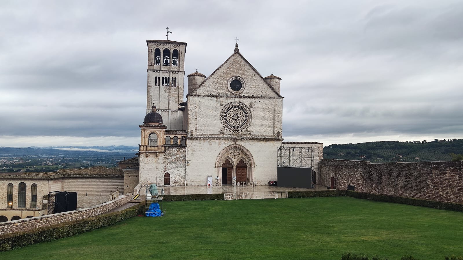 San Francesco, Assisi, olio sacro, Sicilia, fede, umiltà, libertà, determinazione, lampada votiva, Chiesa siciliana, tradizione, fraternità, amore universale, spiritualità, autorità istituzionali, cardinali