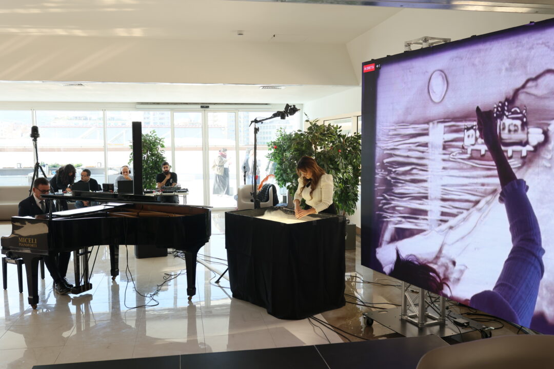 Un momento di grande emozione è stato offerto dalla performance artistica di Stefania Bruno, con la sua suggestiva sand art, accompagnata dal pianoforte di Francesco Panasci. 