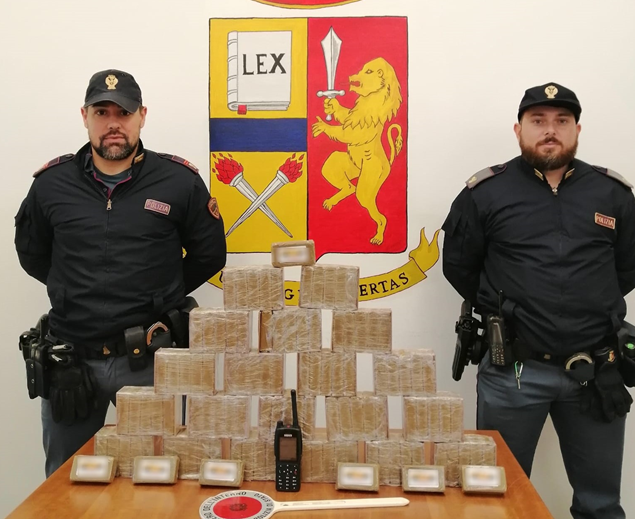 Sottratti alle piazze di spaccio undici chilogrammi di hashish