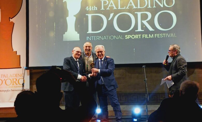 Al Teatro Politeama di Palermo, il Paladino d'Oro premia Salvatore Requirez: una serata memorabile tra cinema, sport e medicina!