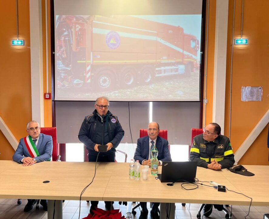 Protezione civile, Schifani visita il centro operativo regionale di San Giovanni La Punta, nel catanese: «Struttura moderna nostro fiore all'occhiello, prezioso contributo di personale e volontari»