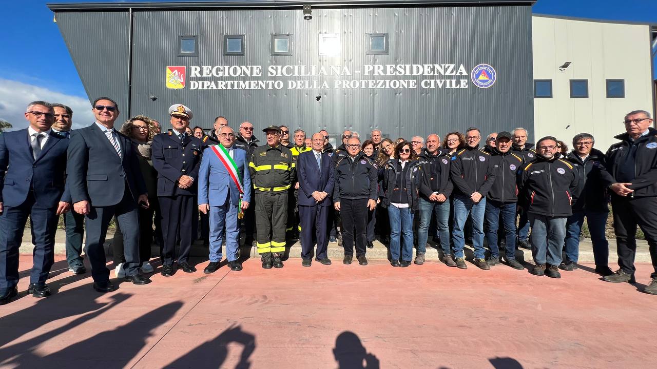 Protezione civile, Schifani visita il centro operativo regionale di San Giovanni La Punta, nel catanese: «Struttura moderna nostro fiore all'occhiello, prezioso contributo di personale e volontari»